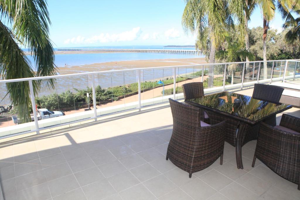 Pier Resort Urangan Экстерьер фото
