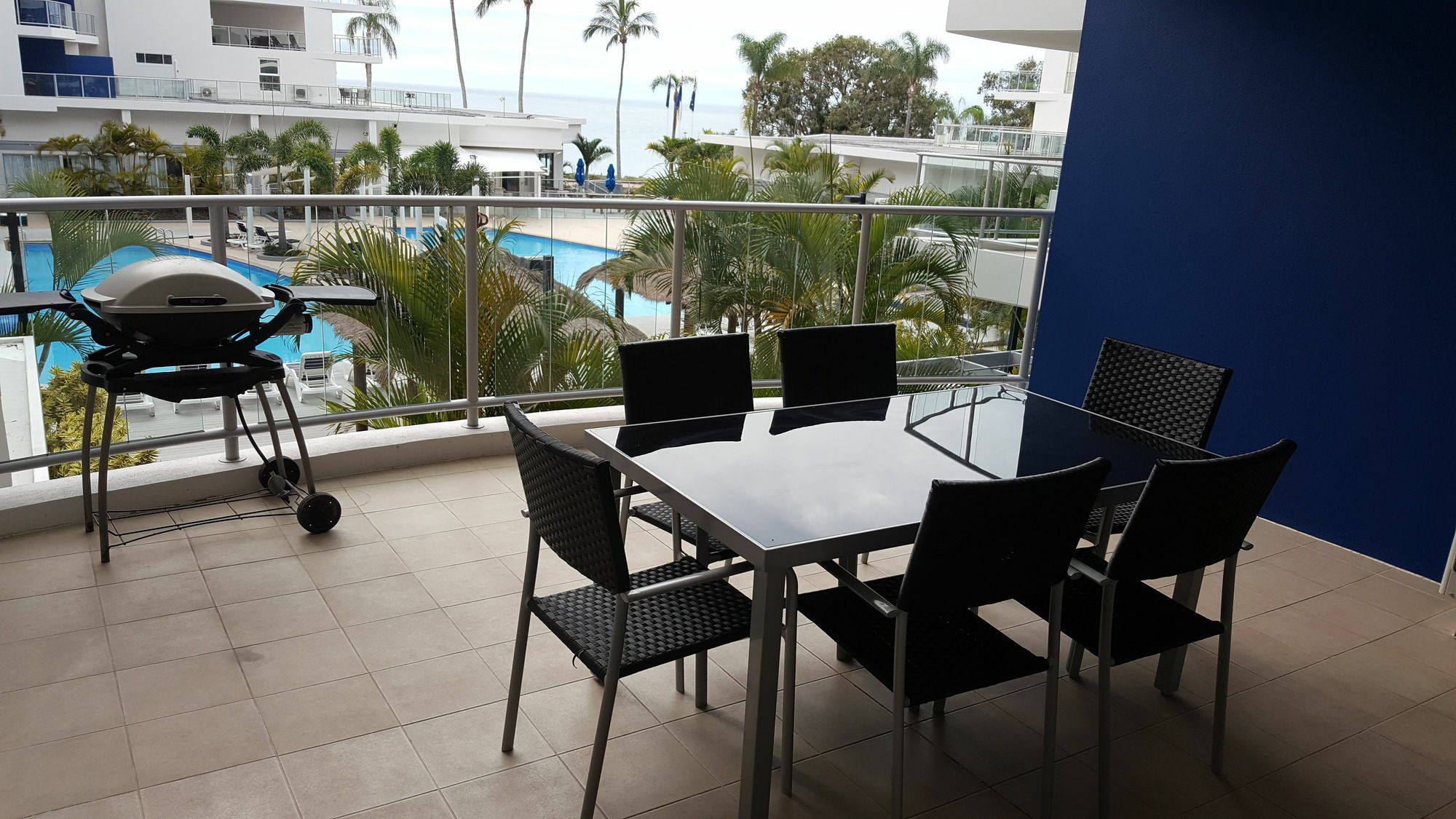 Pier Resort Urangan Экстерьер фото