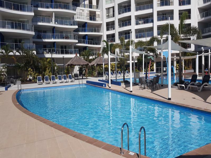 Pier Resort Urangan Экстерьер фото