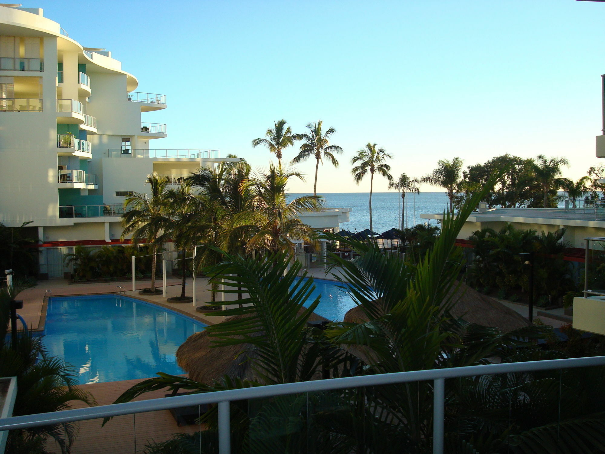 Pier Resort Urangan Экстерьер фото