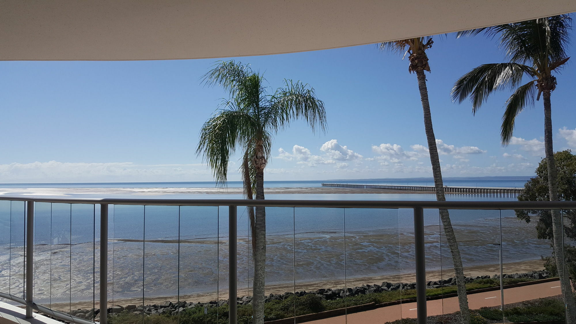 Pier Resort Urangan Экстерьер фото